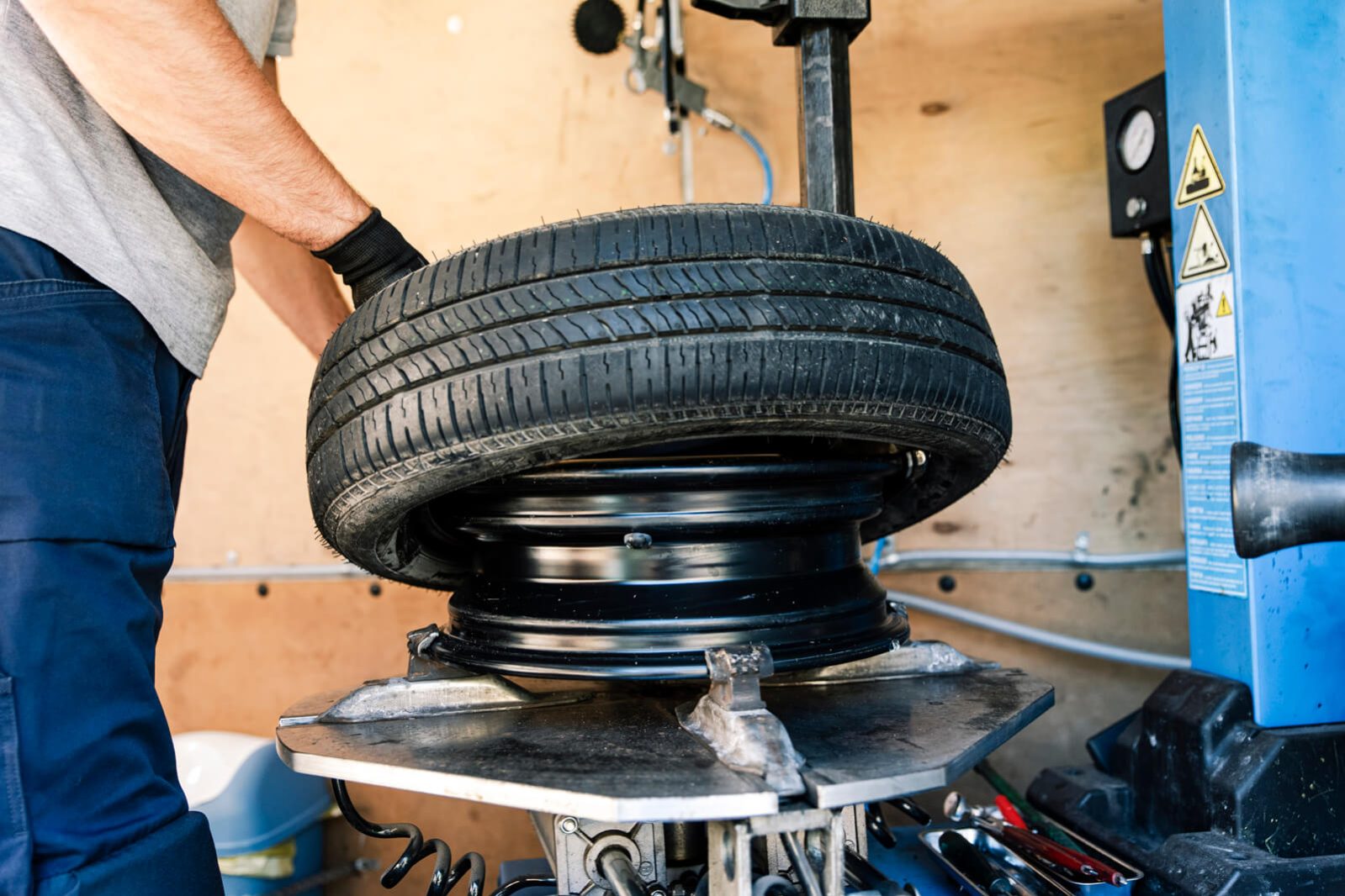 Gumiszerelés, gumijavítás és defektjavítás