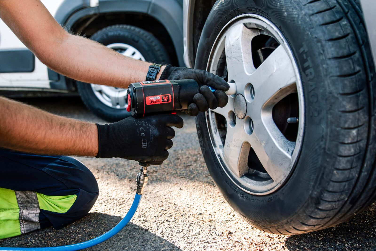 Mobil kerékcsere és defektjavítás